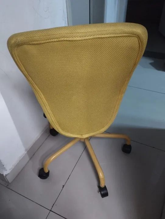 Cadeira amarela com rodas - TOK&STOK (usada) - Foto 2
