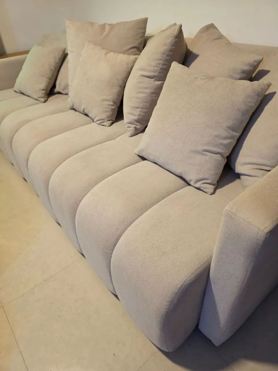 Sofá Retrátil Branco Buclê - Conforto e Estilo para sua Sala - Foto 4