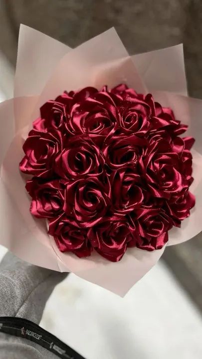 Buquê de rosas vermelhas com chocolates temos várias opções de presentes ,buques de rosas  - Foto 2