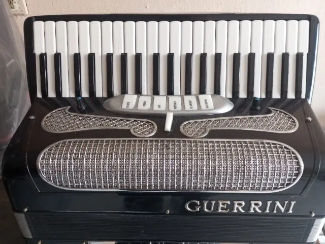 Acordeon Guerrini Italiana estado de nova C/ desmanche lateral