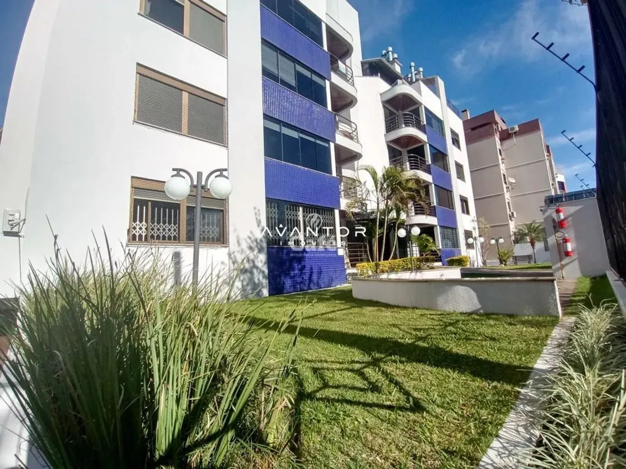 Apartamento 3D, sendo uma suíte, lareira, peças amplas e 2 garagens - Lourdes