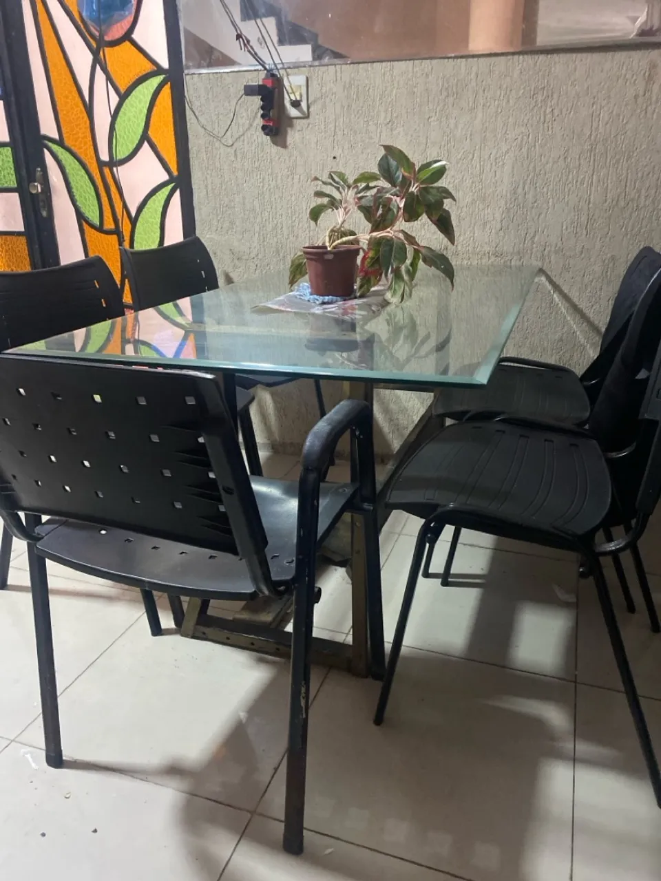 Mesa de Jantar com Tampo de Vidro e 5 Cadeiras