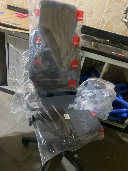 Cadeira de escritório Cavaletti nova nota fiscal - Foto 3