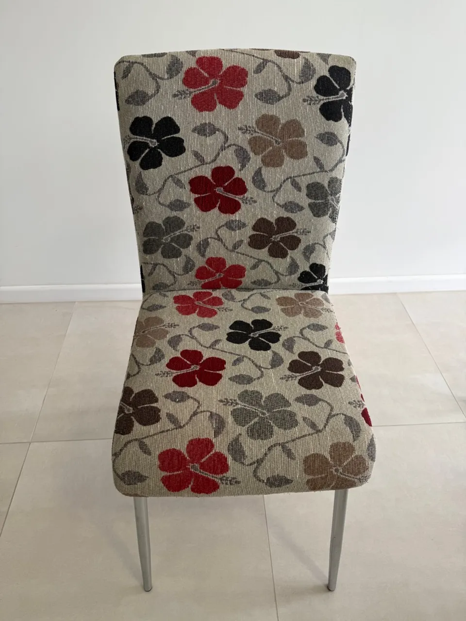 Mesa 04 lugares, tampo de vidro, Cadeira Estofada Floral Elegante
