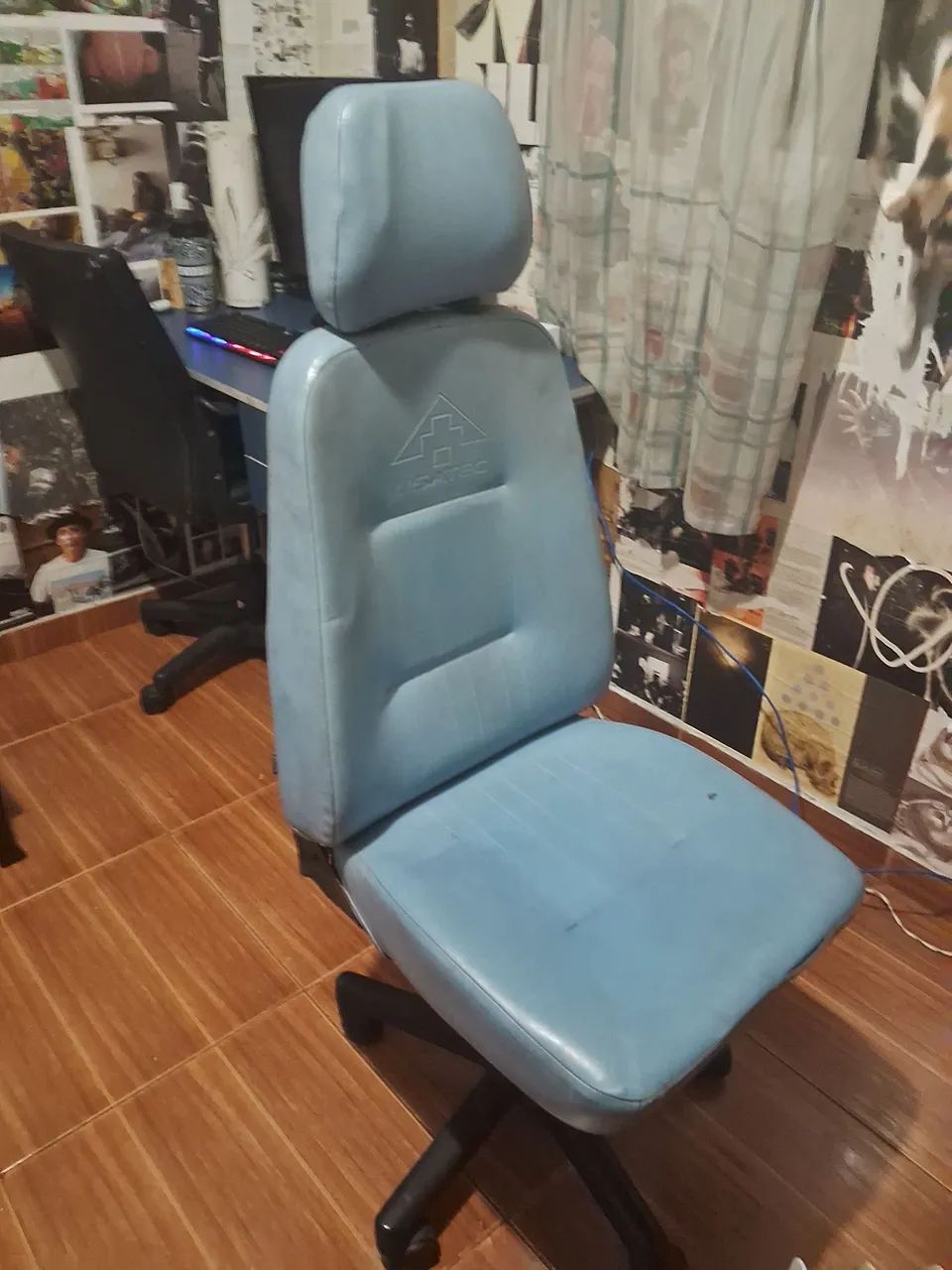 Cadeira de escritório azul com encosto - Foto 3