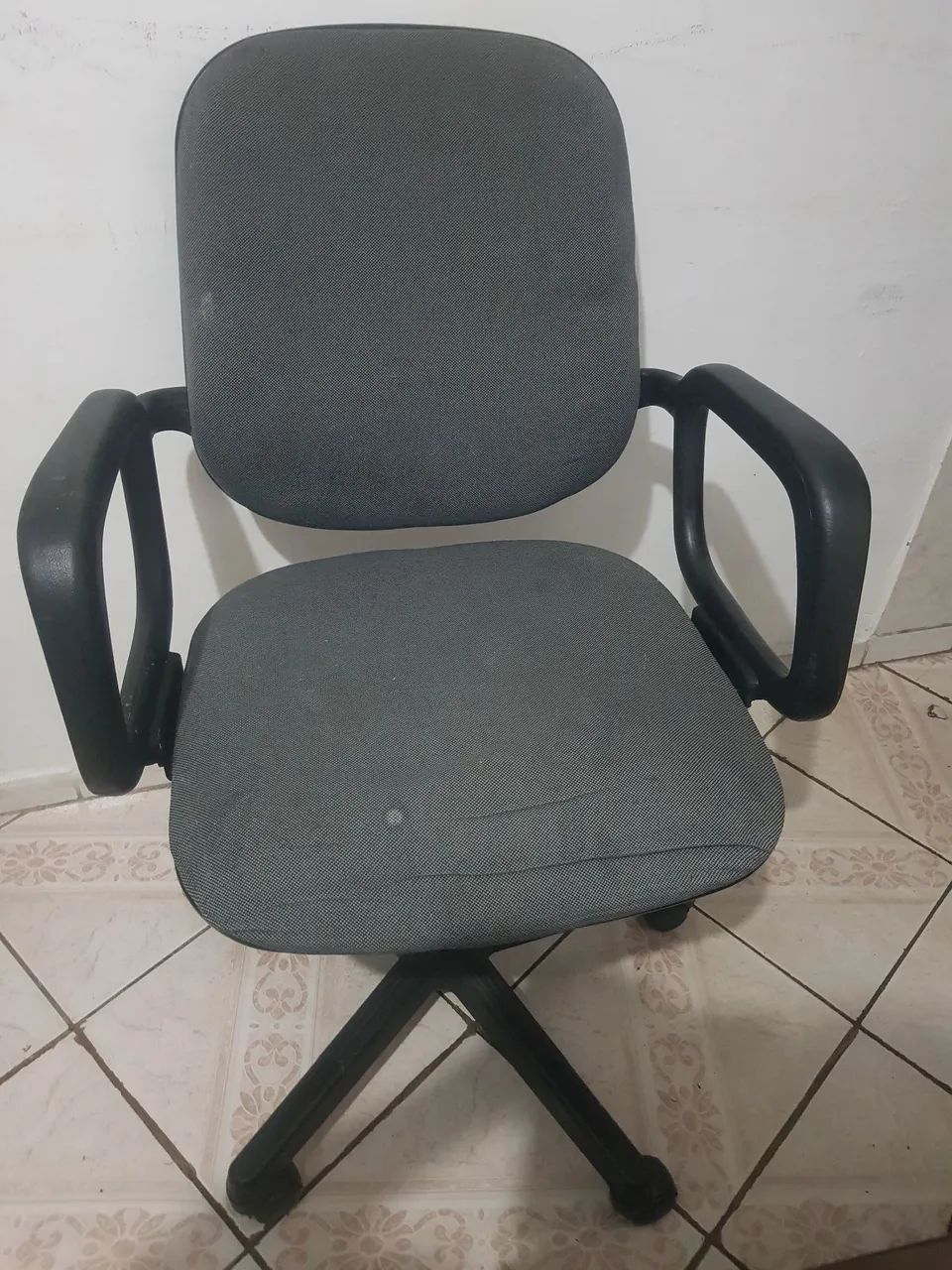 2 Cadeiras giratória e balcão de escritório 