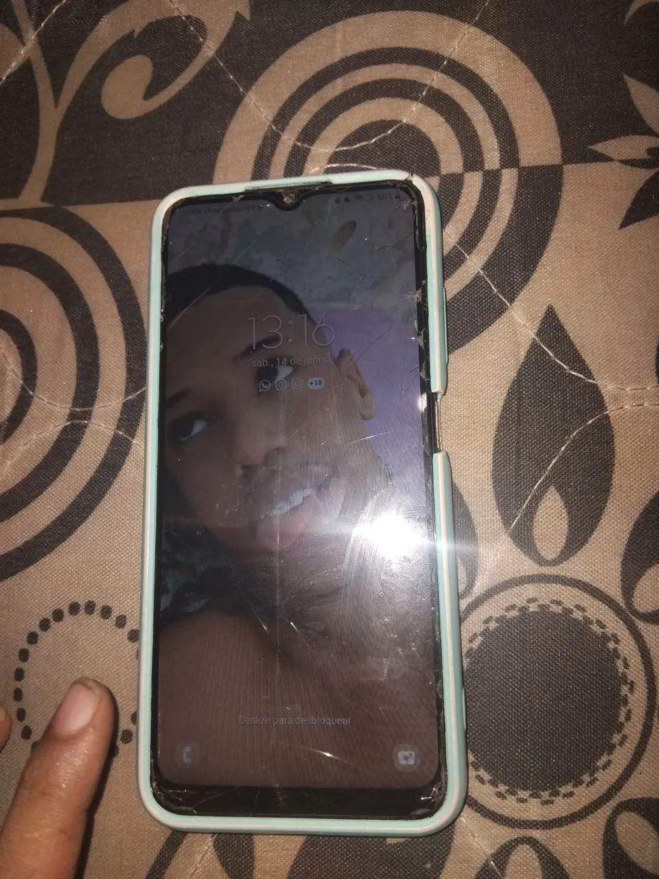 Celular está em bom estado botao de desligar quebrado botão