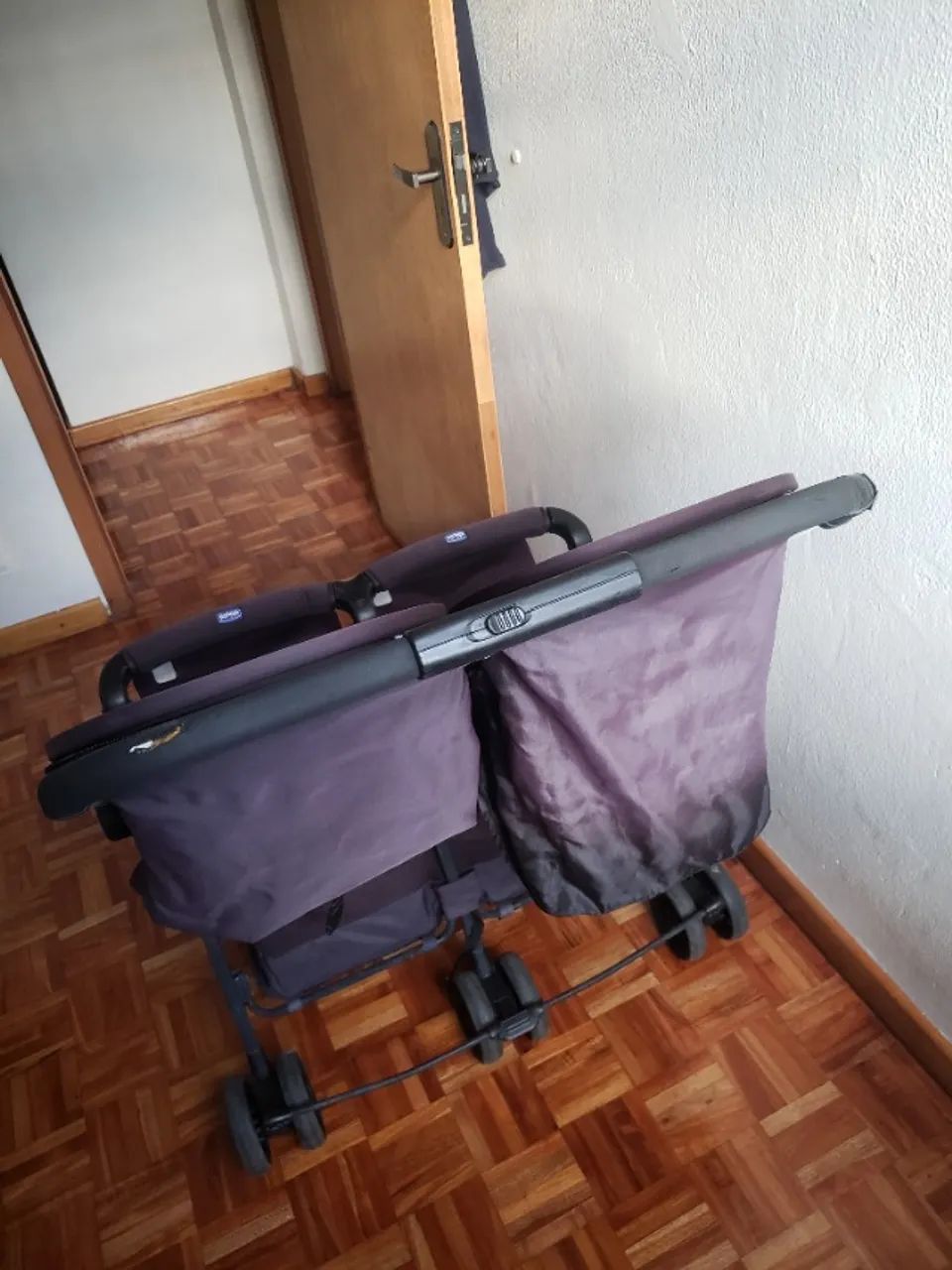 Carrinho de Bebê para Gêmeos - Chicco - Ohlala Twin - De 0kg a 15kg - Preto - Foto 4