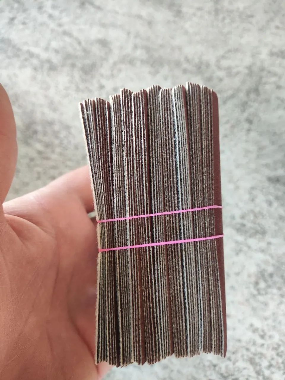 50 lixas vom velcro, grao 220 medindo 10cm por 7cm  para fino acabamento  - Foto 3