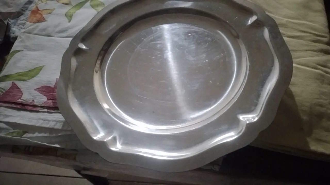 Prato de metal com borda decorada