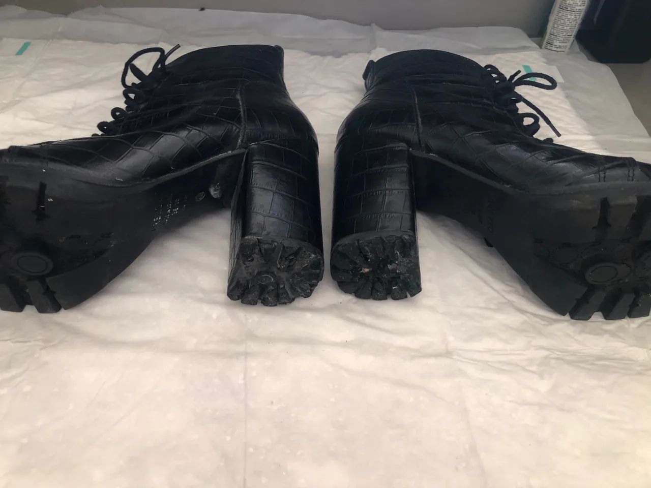 Bota Salto Bloco Couro Sintético com Detalhes - Foto 2