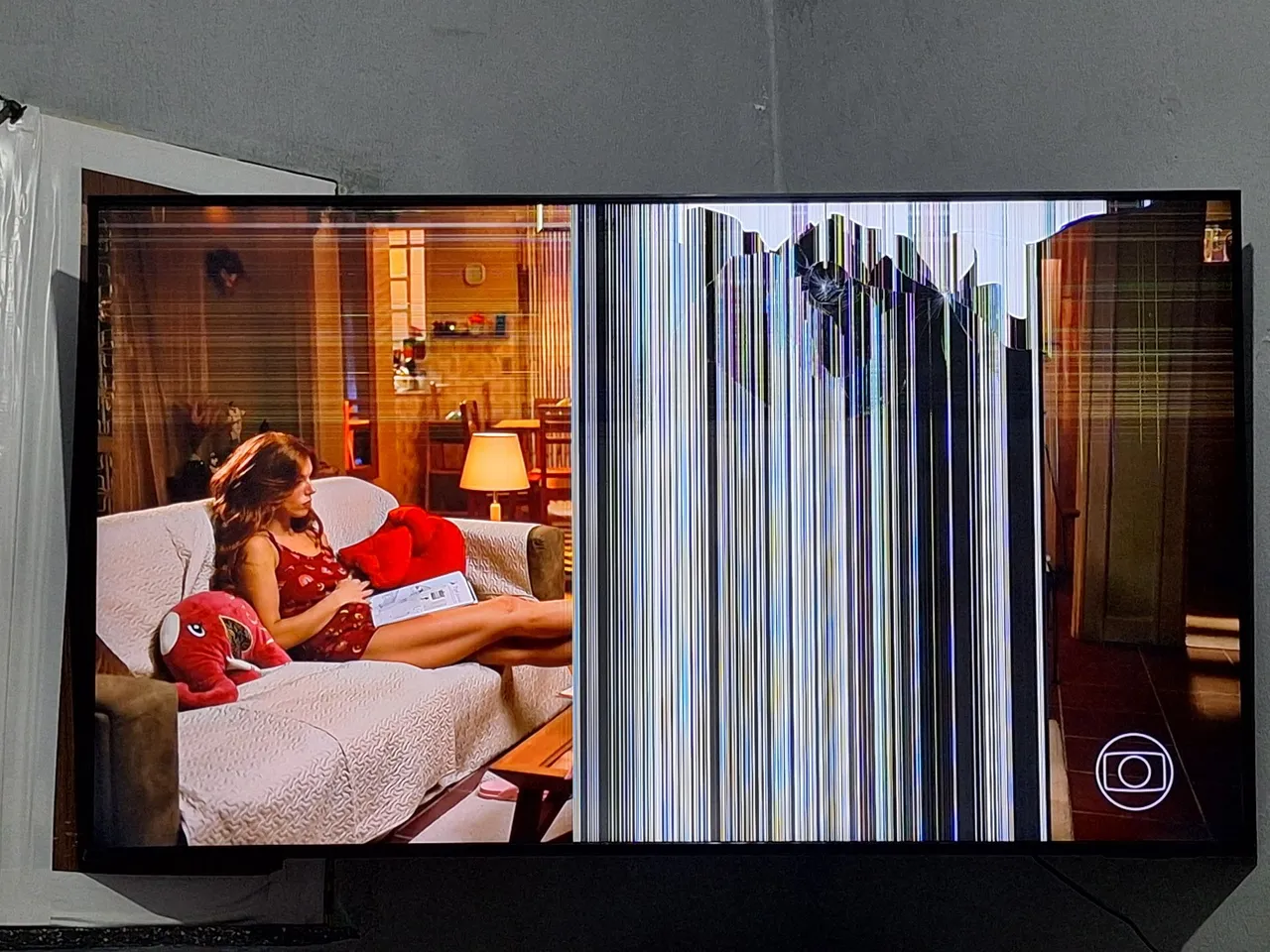 TV com tela danificada - Ideal para conserto ou peças