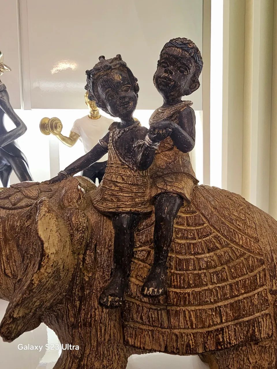 Linda Escultura de Elefante em Resina C/Duas Crianças Esculpida a mão! - Foto 2
