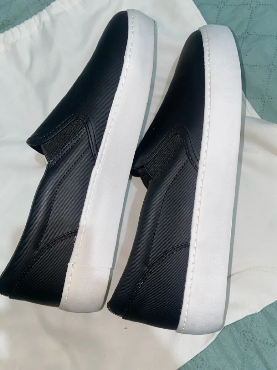 Tênis Slip On Preto com Solado Branco