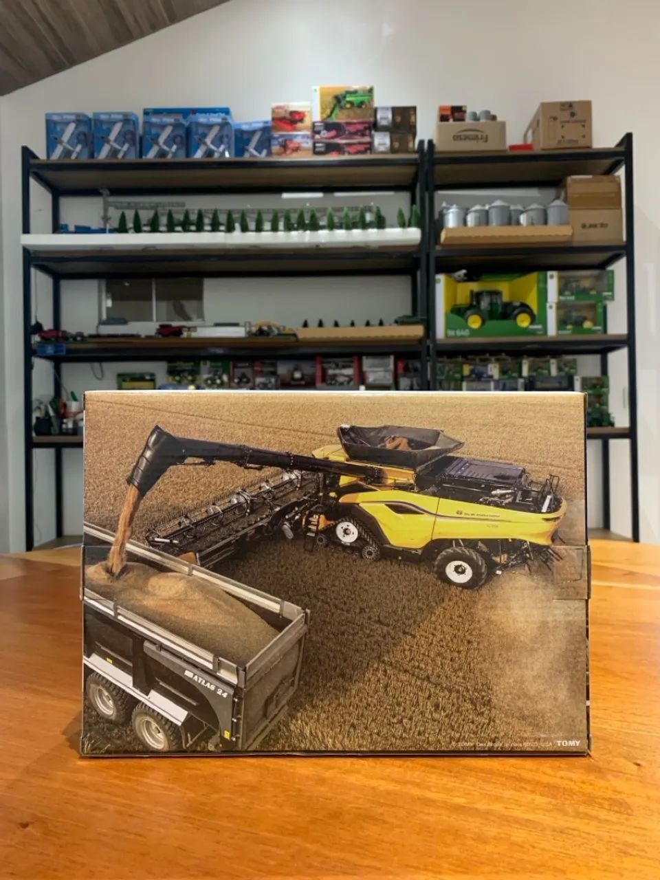 Miniatura colheitadeira New Holland CR11 esteira 1/64 Ertl - Foto 2