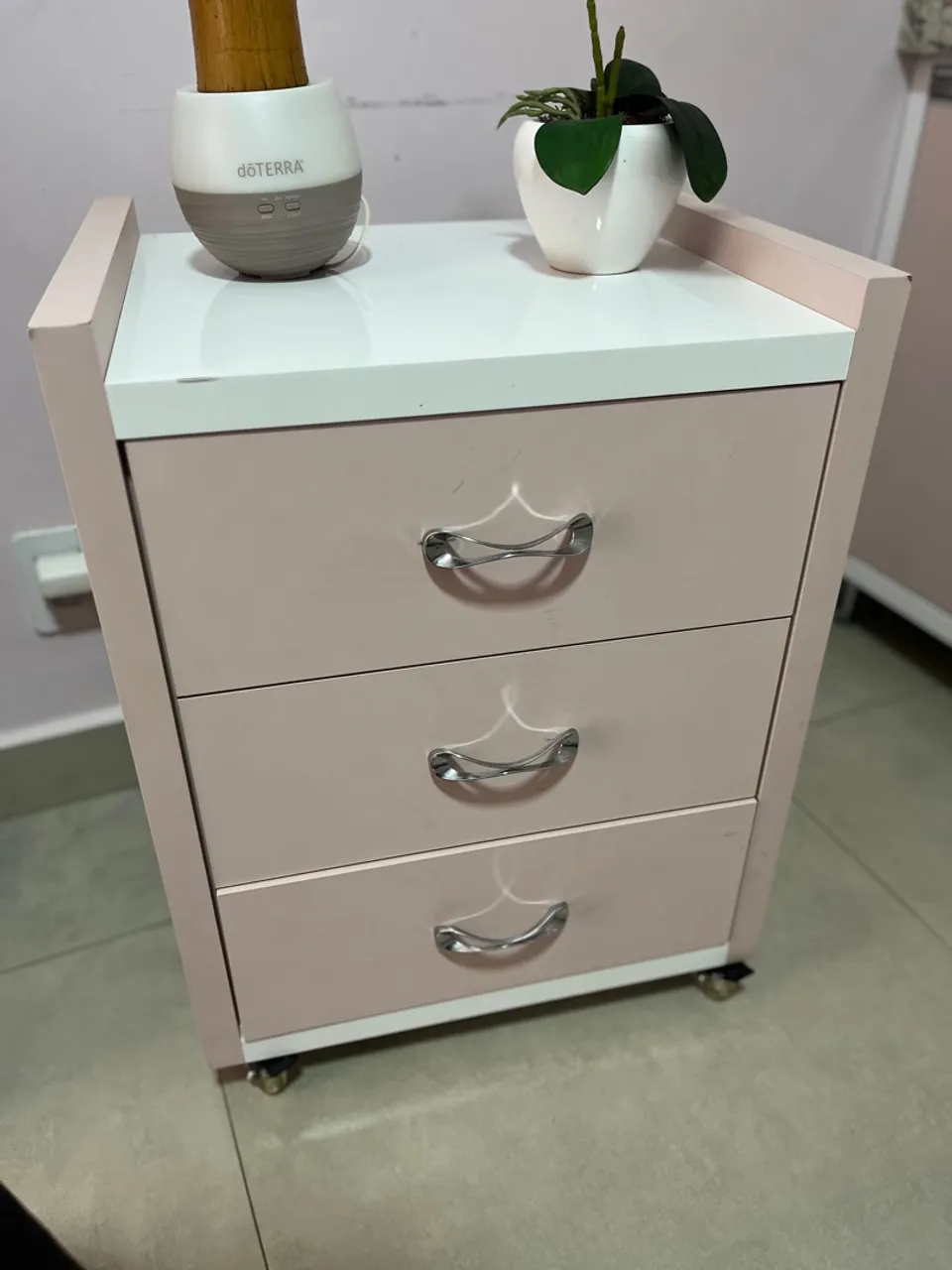Tenho 2 Gaveteiro Compacto Rosa com Rodinhas