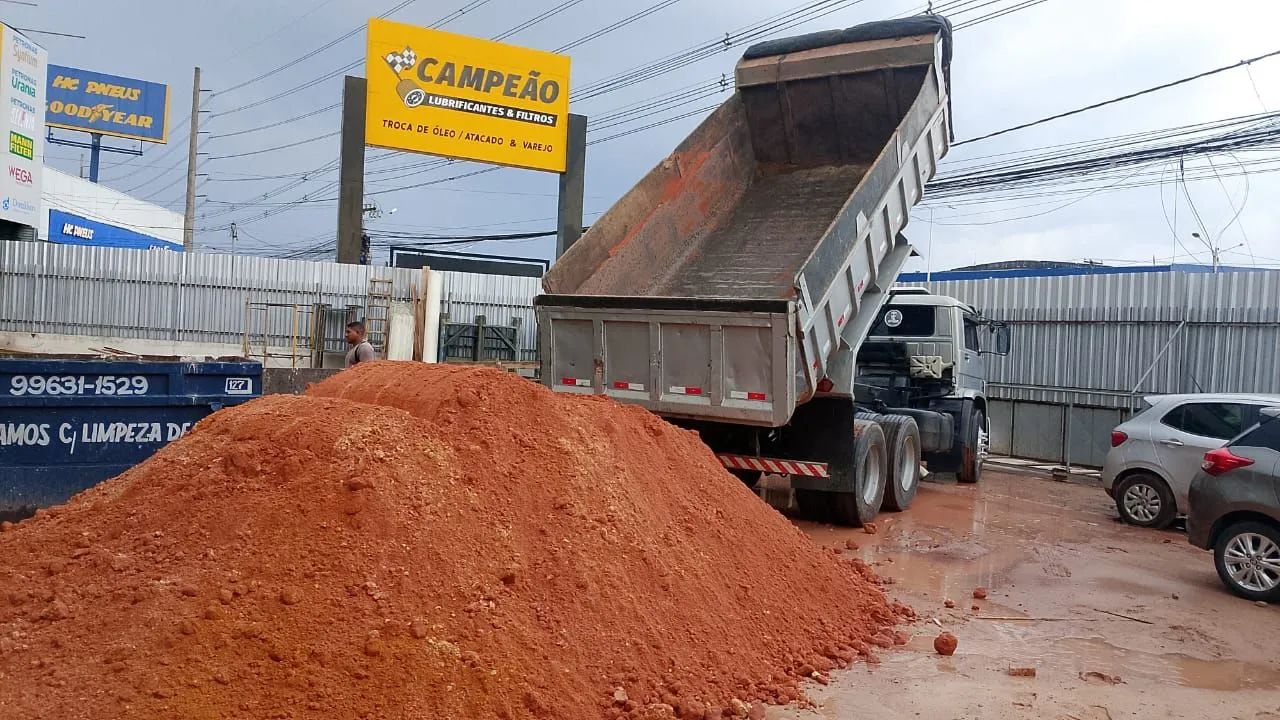 Terra Preta para Jardins, Areia, Seixo e Aterro Arenoso - Foto 2