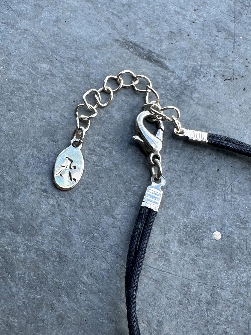 Pulseira com pingente com inicial L - Accessorize - Foto 2