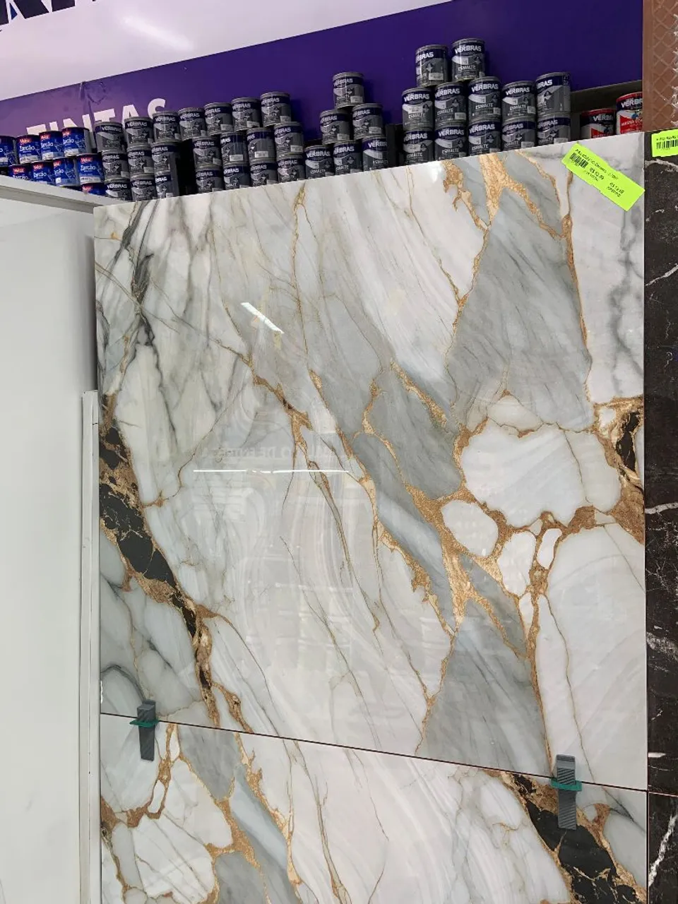 Piso cerâmica Marmorizado com Detalhes Dourados