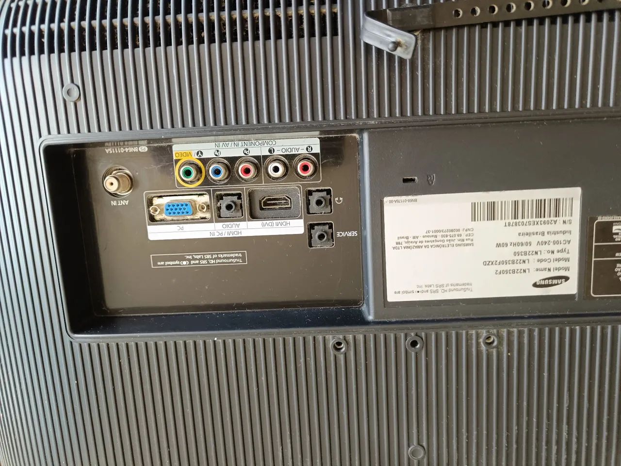 Tv com defeito pra retirada de peças.defeito na tela - Foto 3