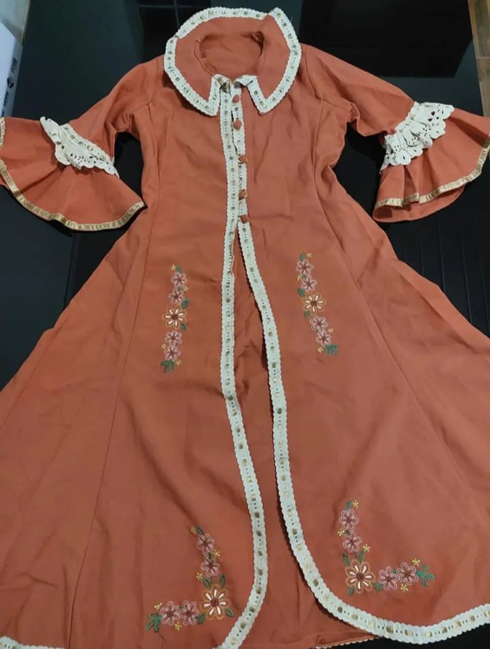 Conjunto de prenda (capa +saia)