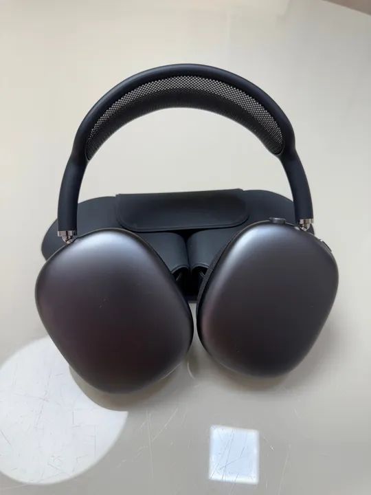AirPods Max com Com Cancelamento de Ruído - Conexão Lightning - Pouco Usado