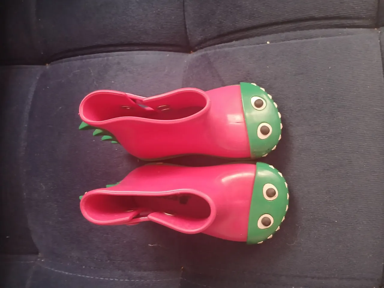 Botinhas de dinossauro rosa e verde para bebês