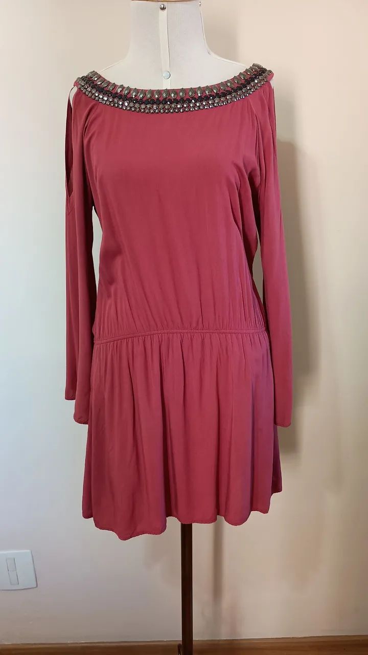 Vestido curto bordado feito em viscose