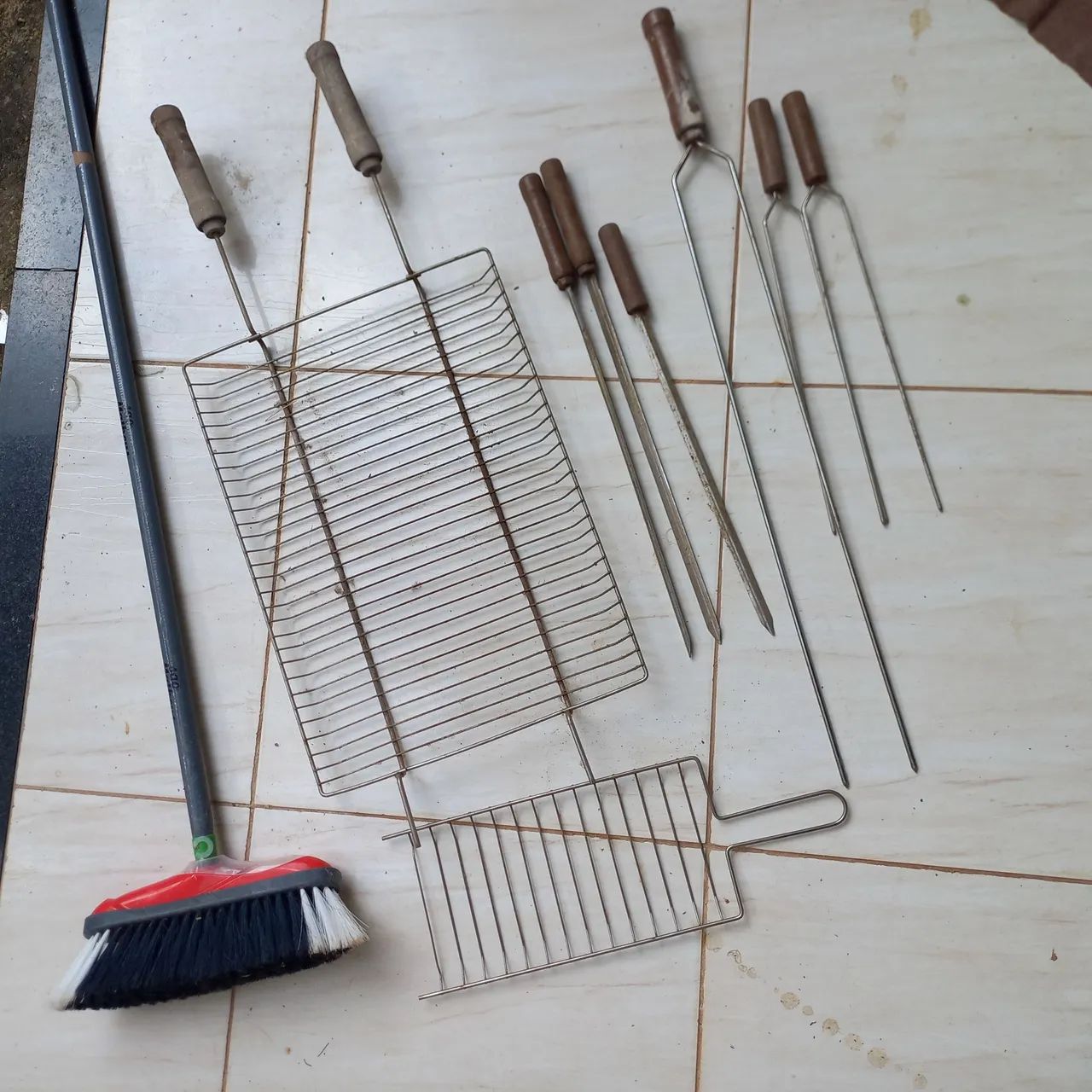 Conjunto de grelhas e espetos para churrasco