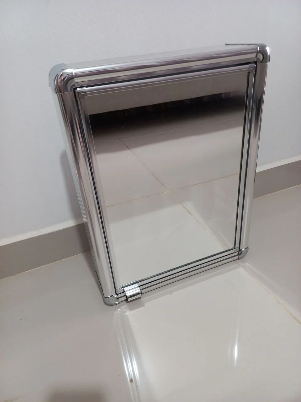 Armário Plástico com Perfil de Alumínio com 1 Porta 35x11,3x45cm de Sobrepor Astra