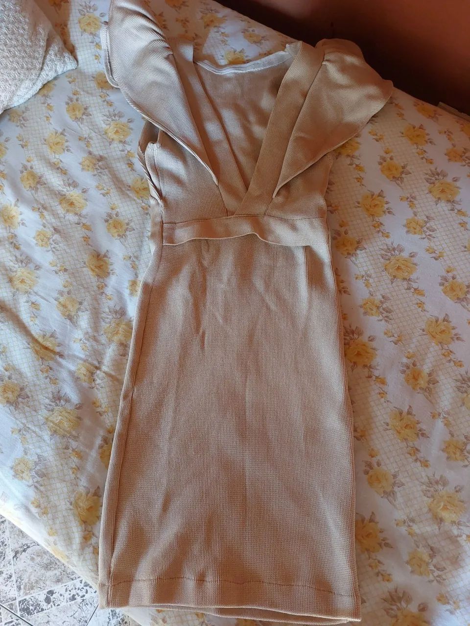 Vestido de Malha Bege - decotado - Foto 2