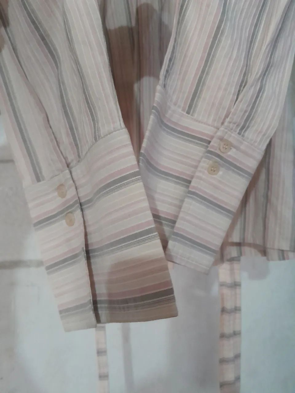Camisa feminina com babados e cinto - Foto 5