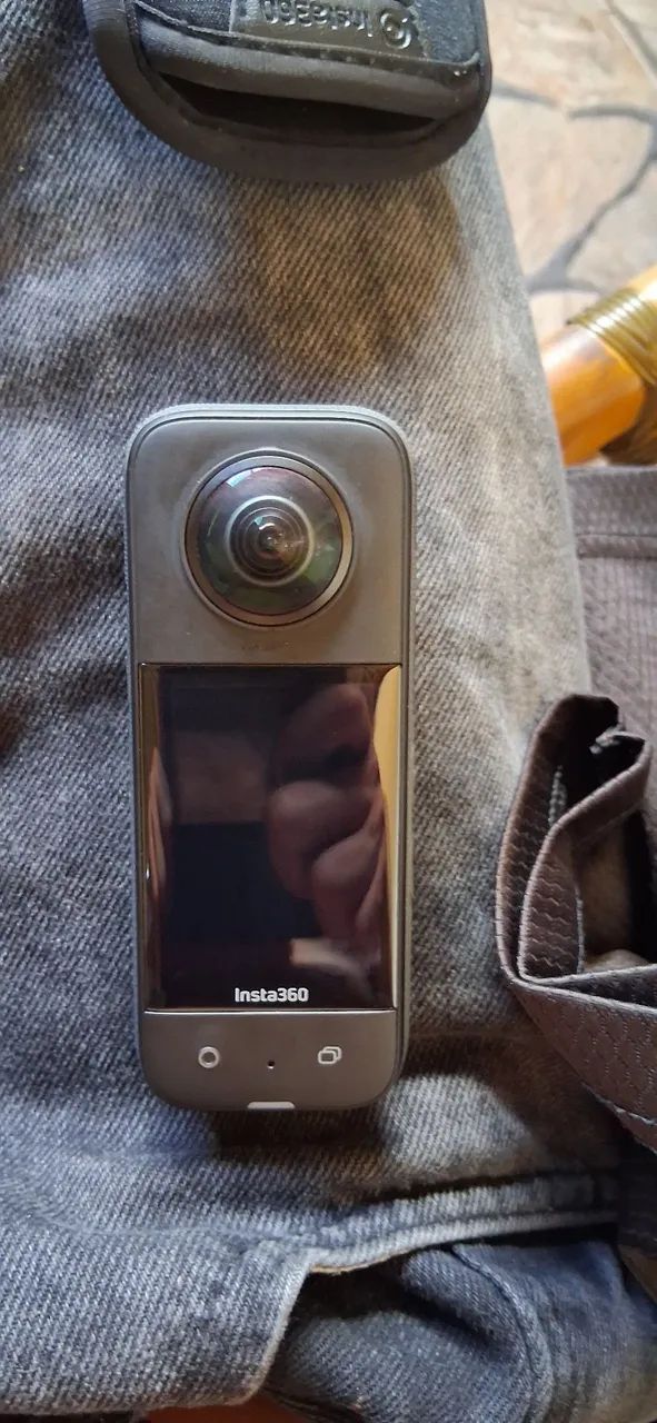 Câmera Insta360 com bastão de carbono 