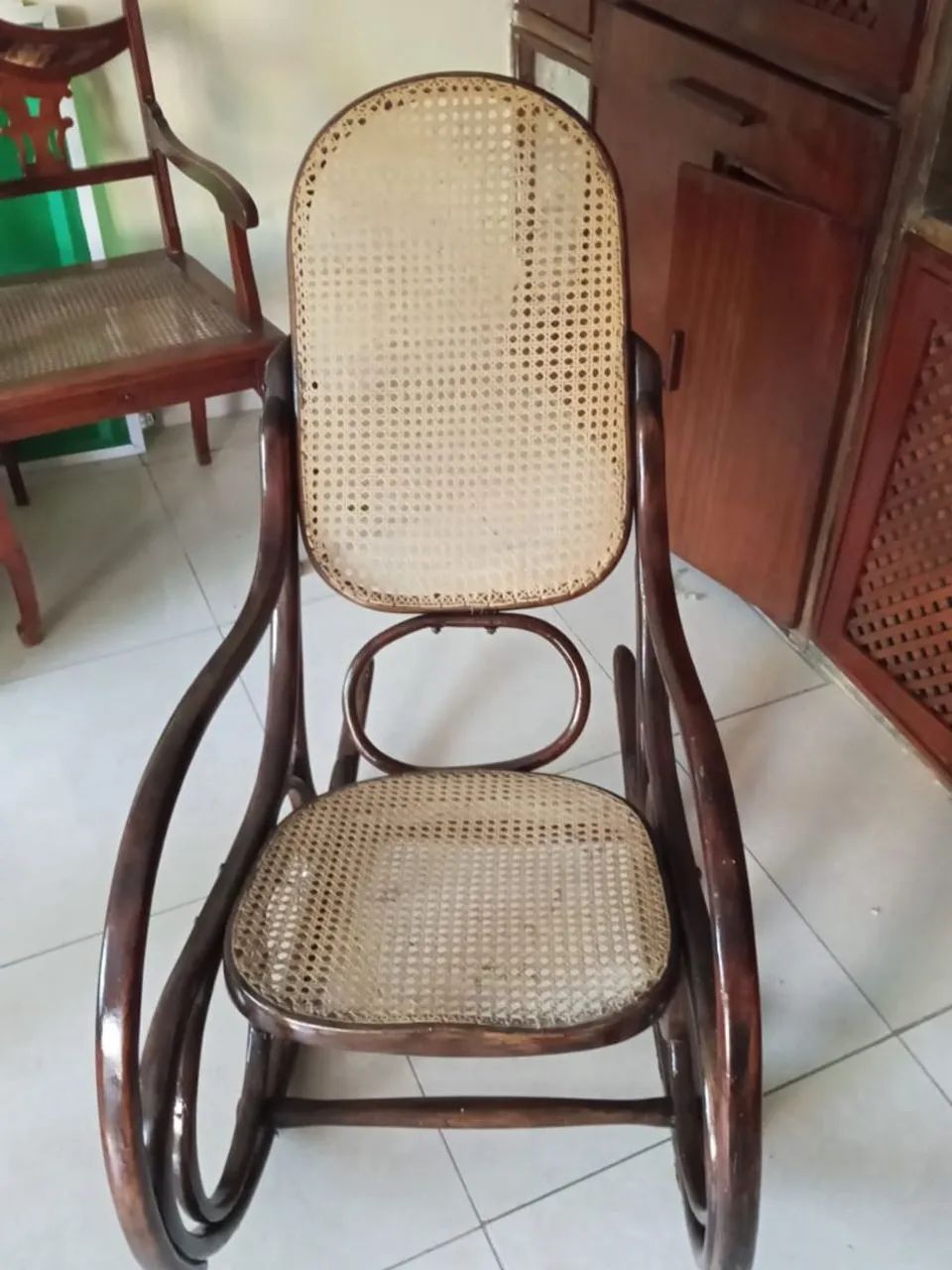 Cadeira de balanço antigo austríaca estilo (thonet)t