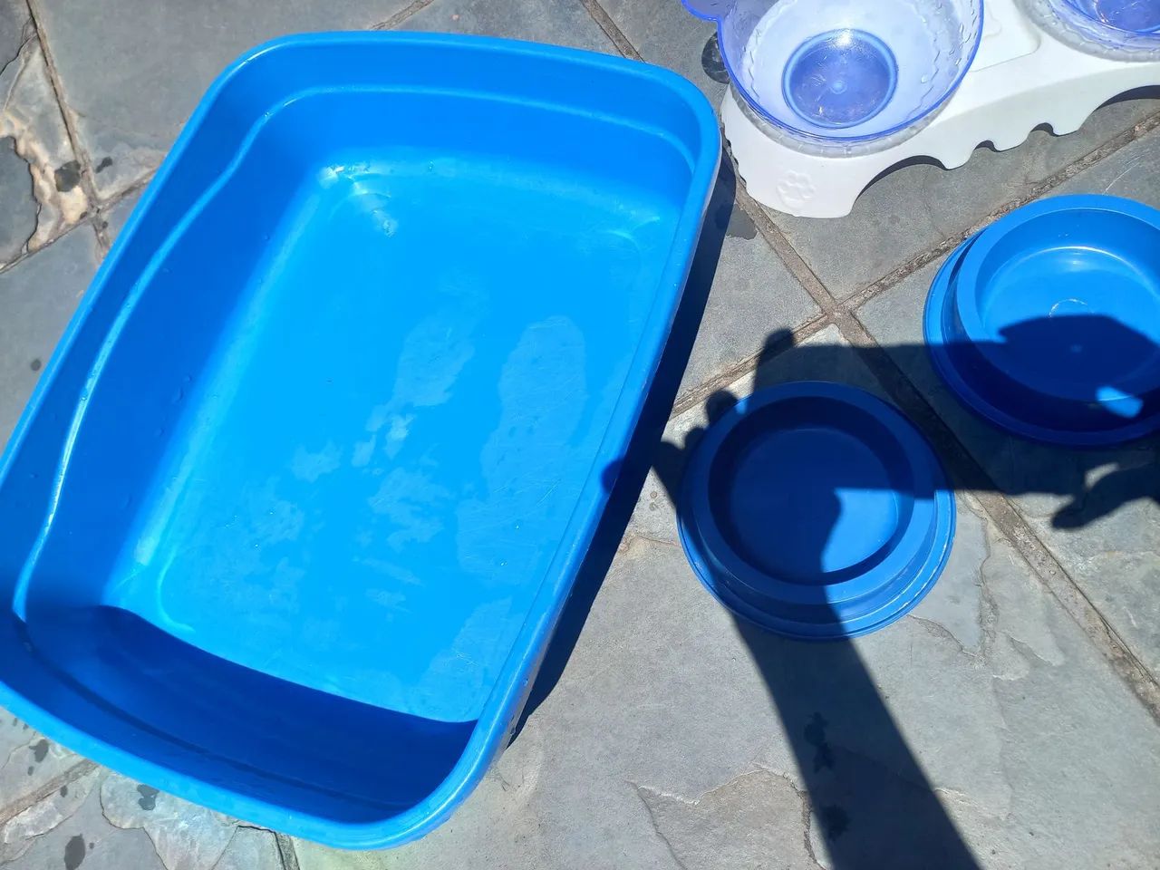 Vendo caixa de areia simples e comedouro de gatos  - Foto 2