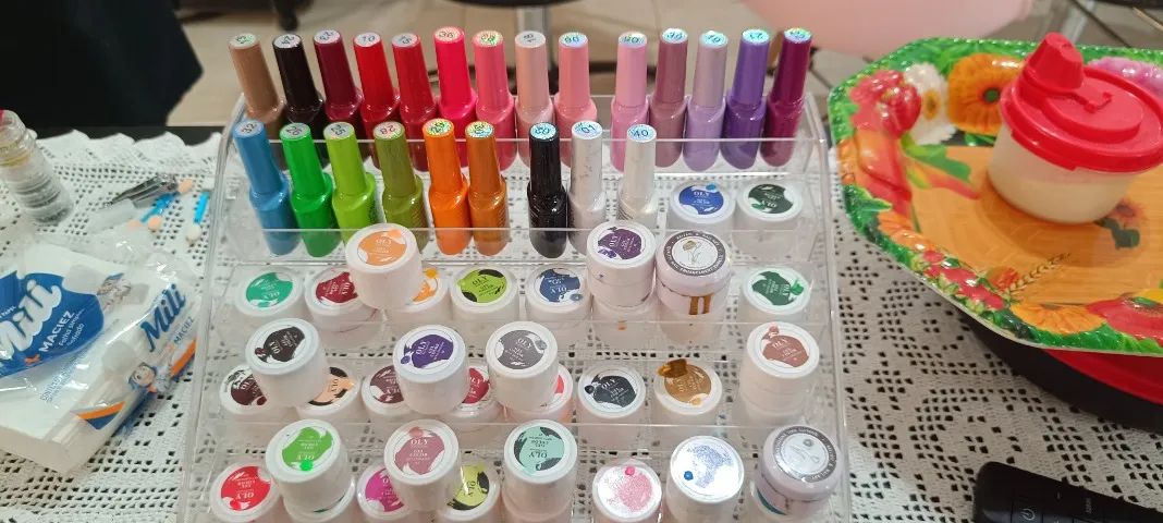 Expositor de esmaltes com esmaltes