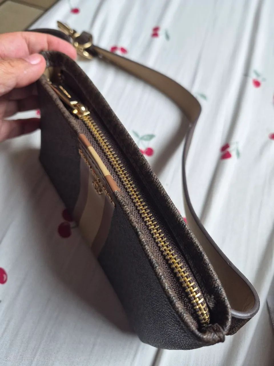 Pochete Michael Kors Monograma Marrom | Nova, Nunca Usada - Foto 4