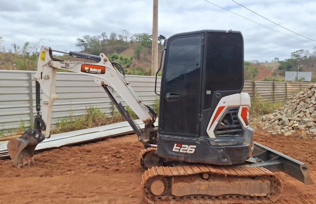 Mini escavadeira Bobcat E26 cabinada  - Foto 4
