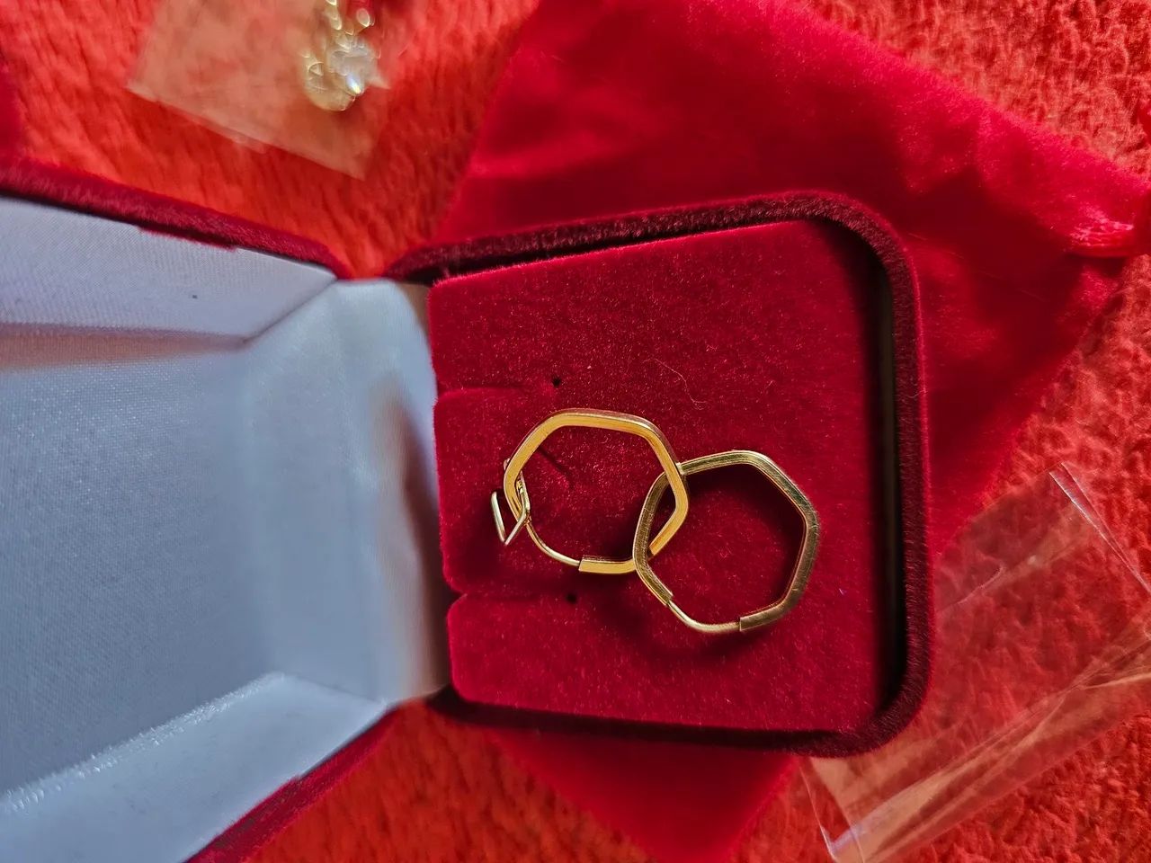 Argola sextavada ouro 18k
