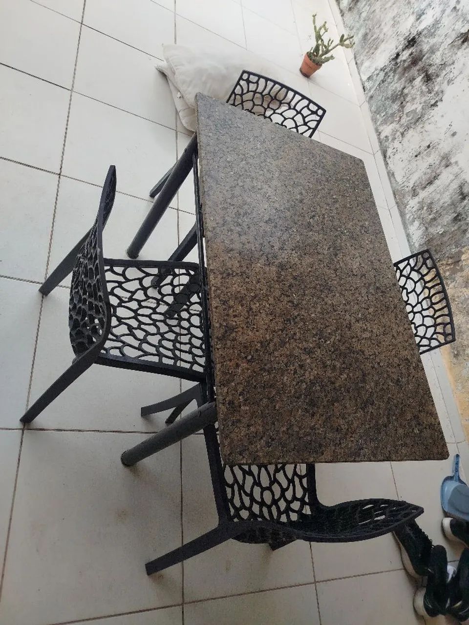 Mesa de granito com 4 cadeiras 