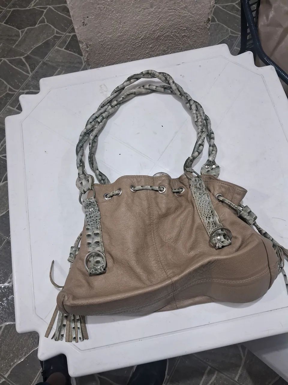 Bolsa feminina em couro legítimo, em perfeito estado.