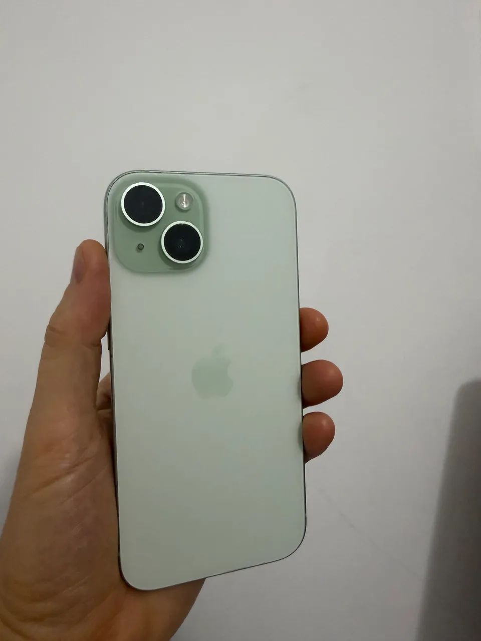 iphone 15 128gb seminovo preto e verde . - Foto 2