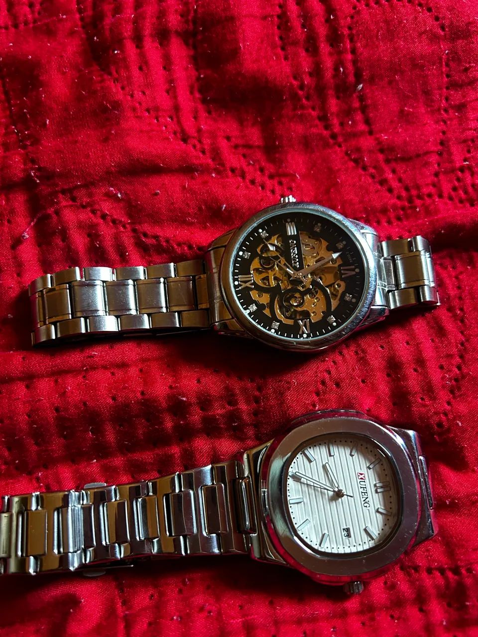 Vendo 2 relógios perfeitos é bastante elegante 