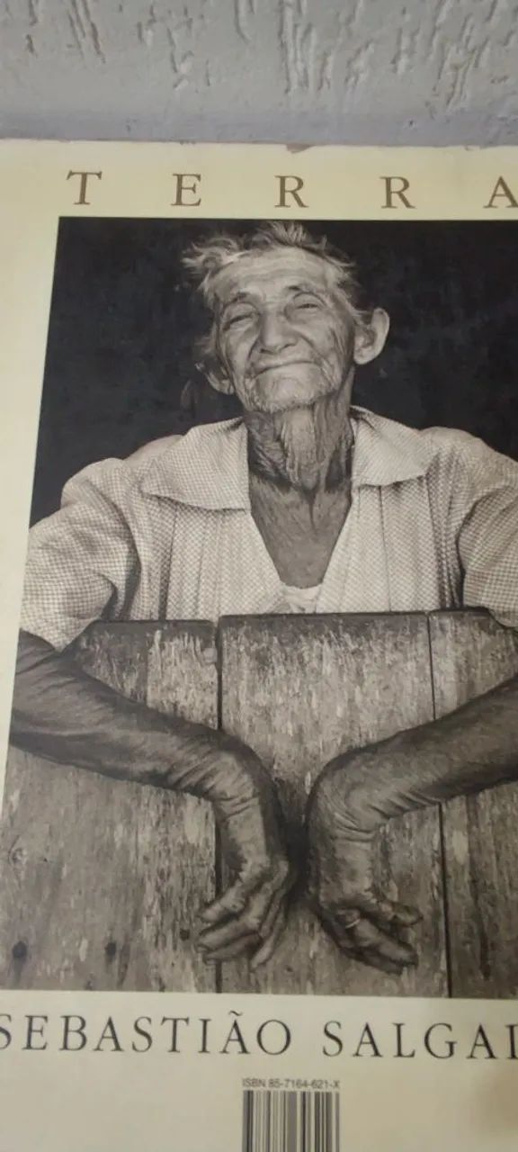 livro terra sebastião salgado - Foto 2