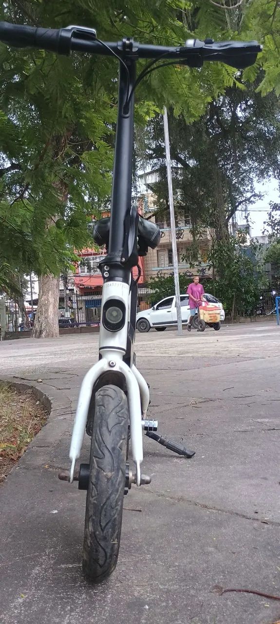 Bike elétrica compacta. 