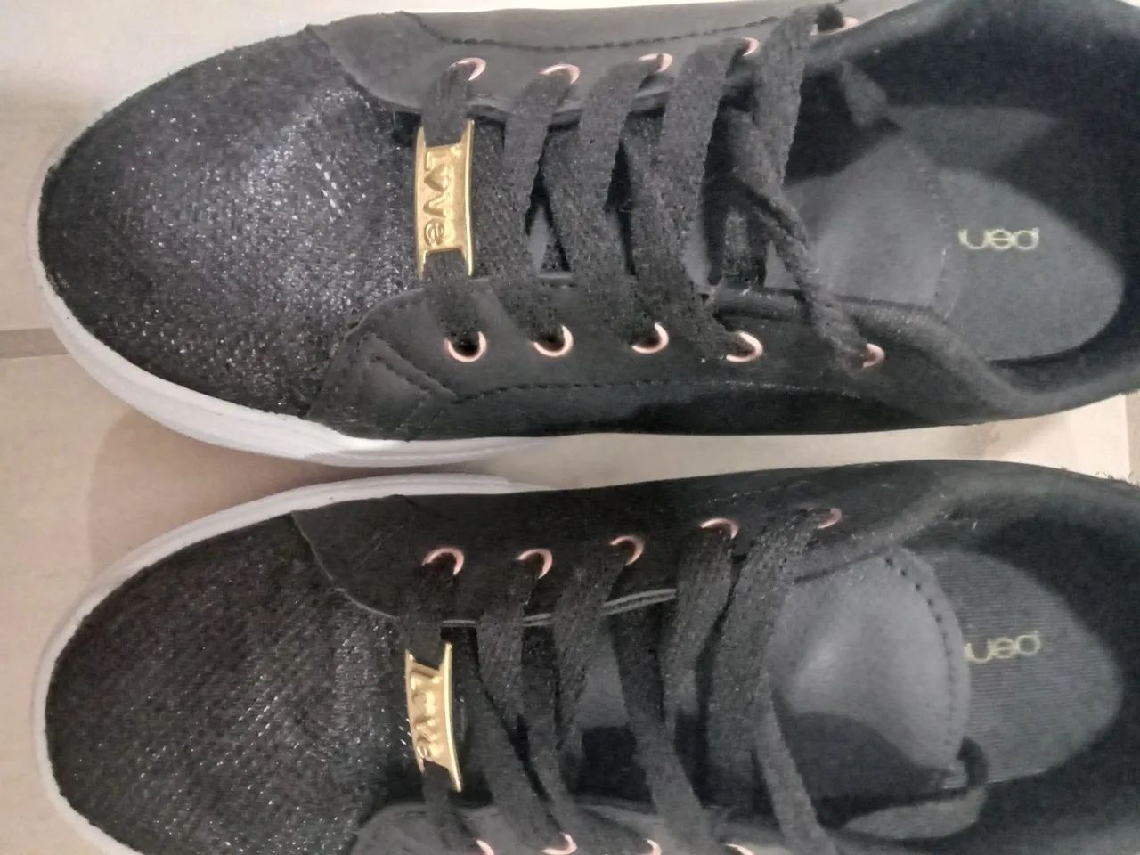 Tenis preto com brilho e aplique no cadarso - Foto 2