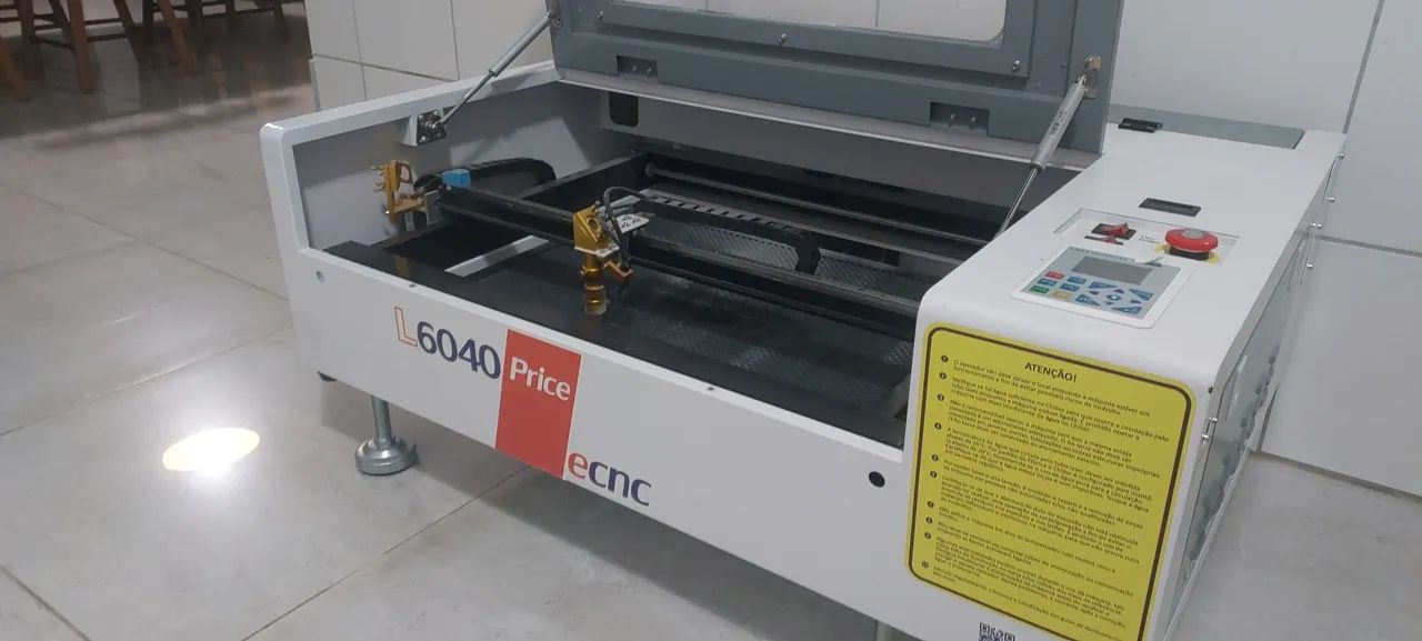 MÁQUINA DE CORTE E GRAVAÇÃO A LASER 