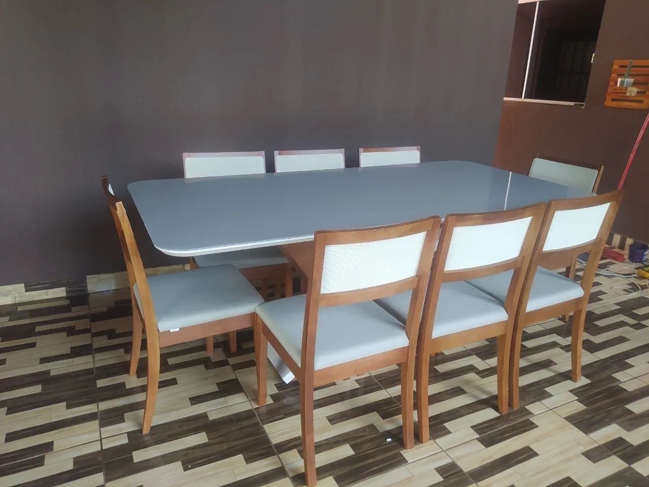 Mesa de jantar de madeira 