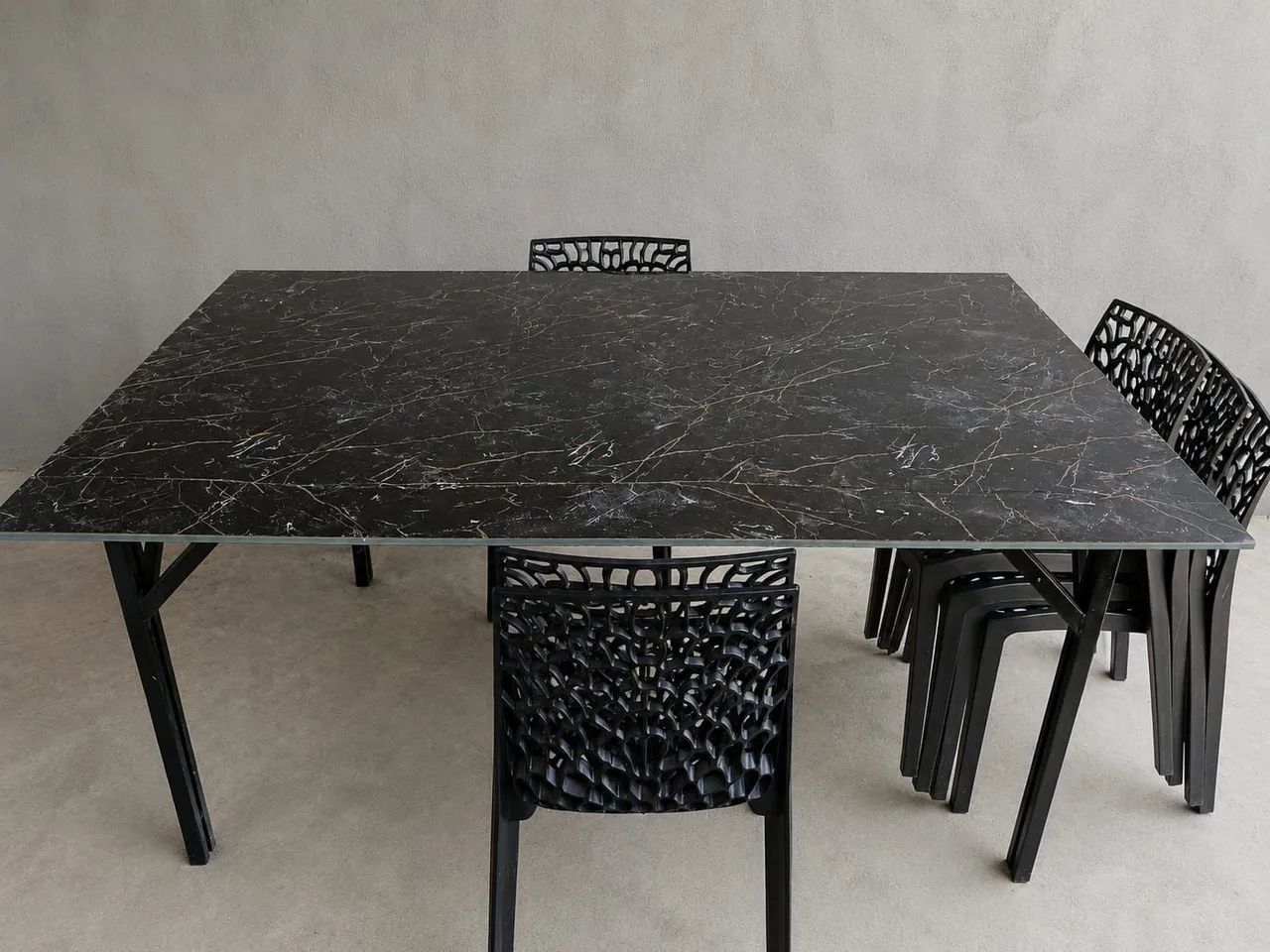 Mesa 2 metros de vidro com pés de ferro e 4 cadeiras