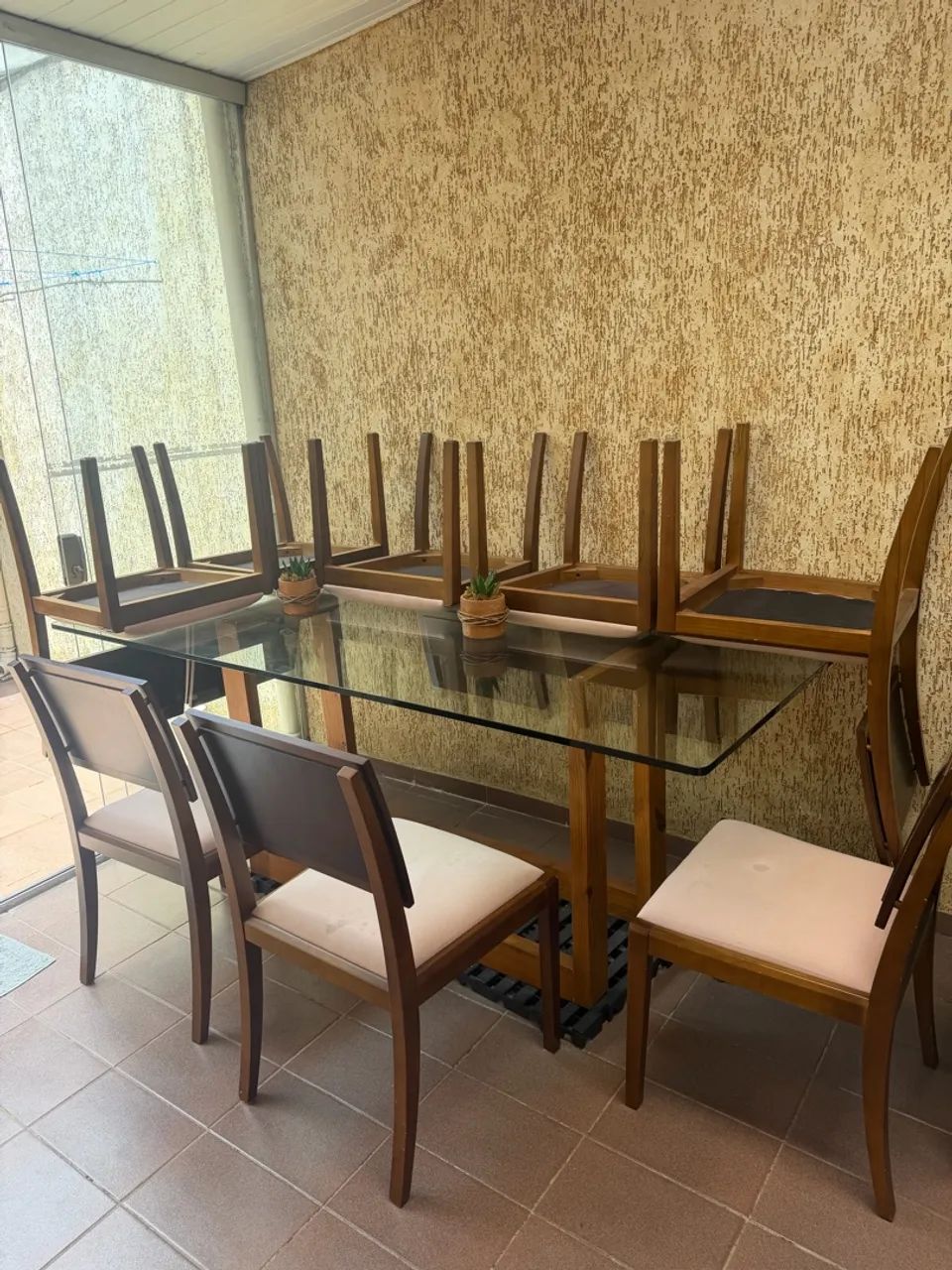 Mesa de vidro com base em madeira e 8 cadeiras 